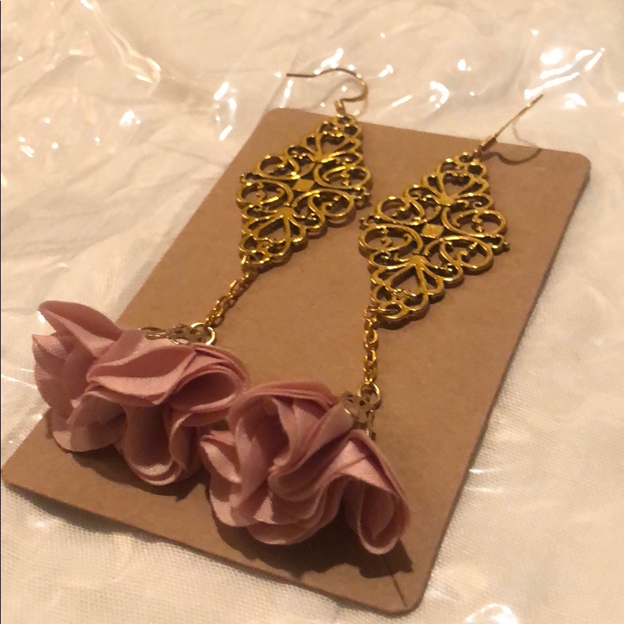 22k Mauve Dangly Gold Flowered Earrings